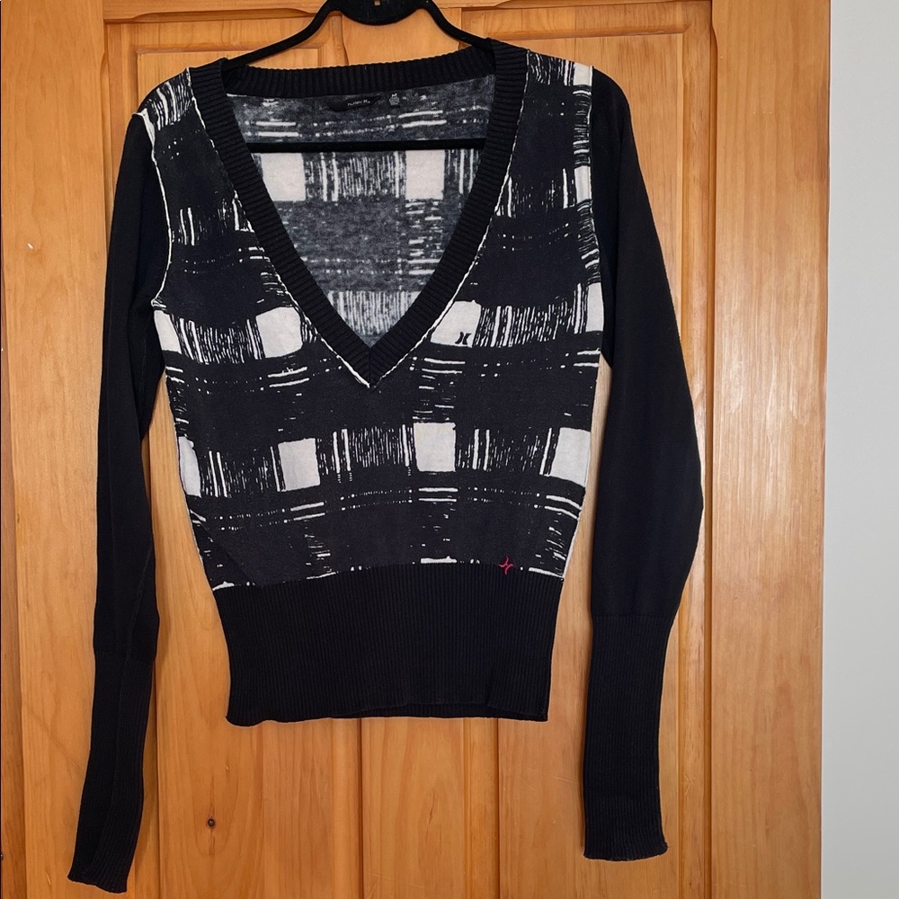 M   Lovely Hurley Black and White V-Neck Sweater